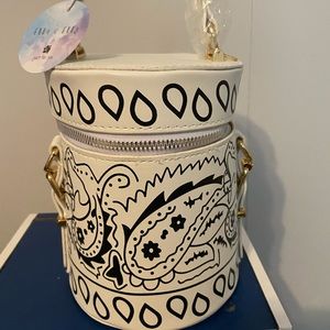 NWT! Ella & Elly black & white paisley bucket bag. Super cute ☺️
